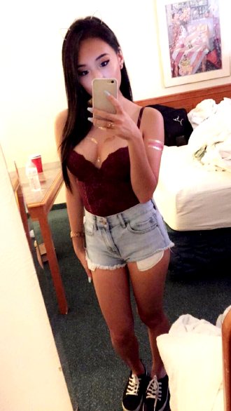 Girls With IPhones Compilation (25 Images)
